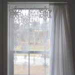 Decoración de copos de nieve en la ventana.