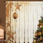 Sillón junto a la ventana con cortina de año nuevo