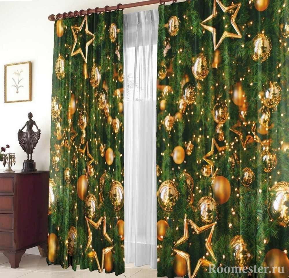 Božićne igračke na zavjesama