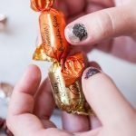 Caramelo en mano