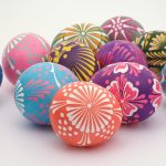 Brillantes huevos de pascua con patrones
