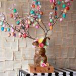 Árbol con huevos de colores