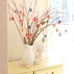 Decoración de Pascua en la cómoda