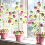 Brillantes árboles de pascua en la ventana