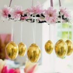 Araña de flores y huevos de oro.