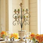 Candelabro con velas en forma de huevos de Pascua
