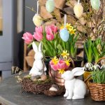 Conejitos de pascua y flores