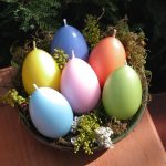 Velas de colores en forma de huevos.
