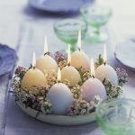 Velas de pascua en la mesa