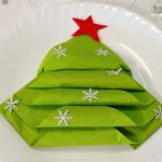 Árbol de navidad hecho de servilleta de papel verde