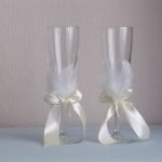 Cintas y plumas en vasos