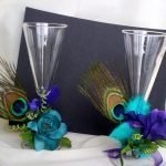 Plumas de pavos reales en la decoración de vasos