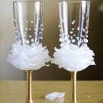 Cuentas y pétalos en los vasos