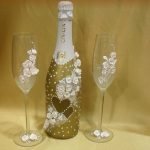 Rosas en una botella y vasos