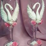 Vasos con rosas y cisnes