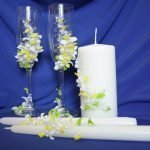 Velas y vasos con decoración.