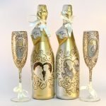 Patrones del mismo diseño en vasos y botellas.