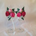 Vasos con rosas y cintas
