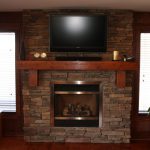TV en un estante encima de la chimenea