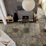 Azulejo con imitación de piedra salvaje en el piso de la sala