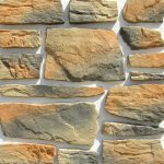 Piedras de diferentes colores en los azulejos.
