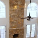 Interior blanco con chimenea.