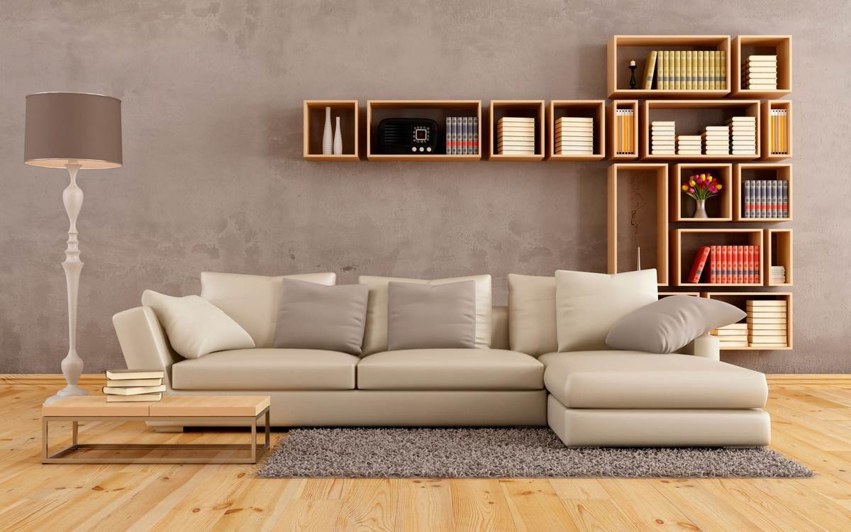 Boghylder på væggen bag sofaen