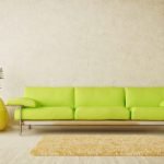 Interior de estilo minimalista con sofá verde claro.
