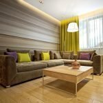Sofá de esquina con una mesa en el interior.