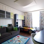 Cama en forma de automóvil en un niño