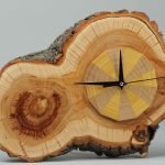 Relojes de madera cortada