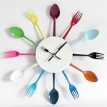 Cucharas de colores en el reloj