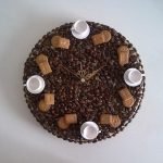 Marque con tazas, granos de café y galletas.