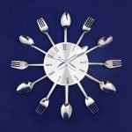 Tenedores y cucharas en el reloj