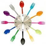 Reloj con cucharas y tenedores de colores.