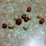 Hacemos bolas de hilo y pegamento.
