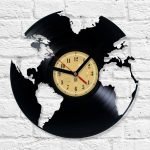 Pared blanca con un reloj negro