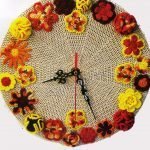 El contorno de las flores en el reloj.