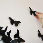 Pega mariposas en la pared