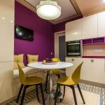 Interior de cocina morado y blanco