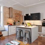 Diseño de cocina con pared de ladrillo.