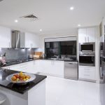 Muebles blancos en el interior de una cocina blanca