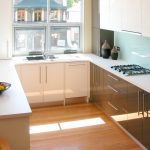 Muebles oscuros y claros en la cocina.