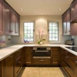 Muebles de diferentes colores en el interior de la cocina.