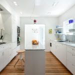 Isla de mesa en la cocina con empanado paralelo