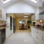 Cocina rectangular con comedor