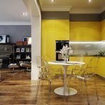 Cocina con muebles amarillos.