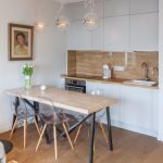 Pintar sobre la mesa de la cocina.