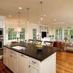 Muebles brillantes con una encimera oscura en la cocina.