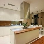 Una combinación de madera y delantal blanco.